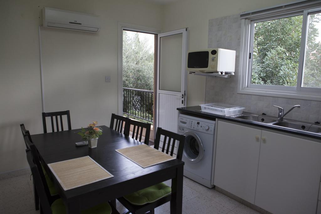The Marilouize Apartment Peyia Habitación foto